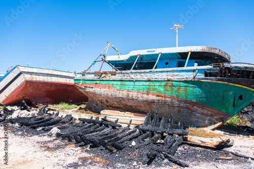 Porto Palo di Capo Passero Sizilien im Hafen die Reste einiger Flüchlingsboote denen die Überfahrt von Afrika nach Italien geglückt ist