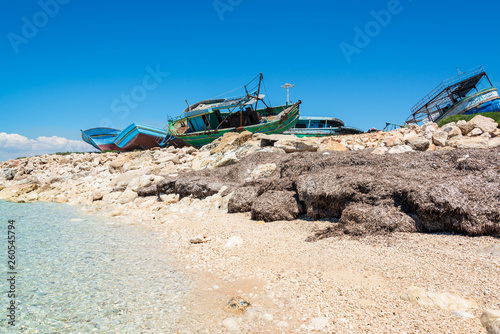 Porto Palo di Capo Passero Sizilien im Hafen die Reste einiger Flüchlingsboote denen die Überfahrt von Afrika nach Italien geglückt ist