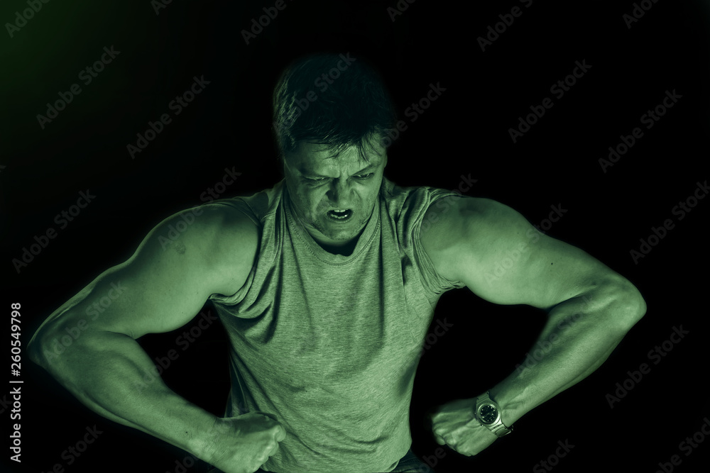 Naklejka premium Portrait of a man showing his muscles