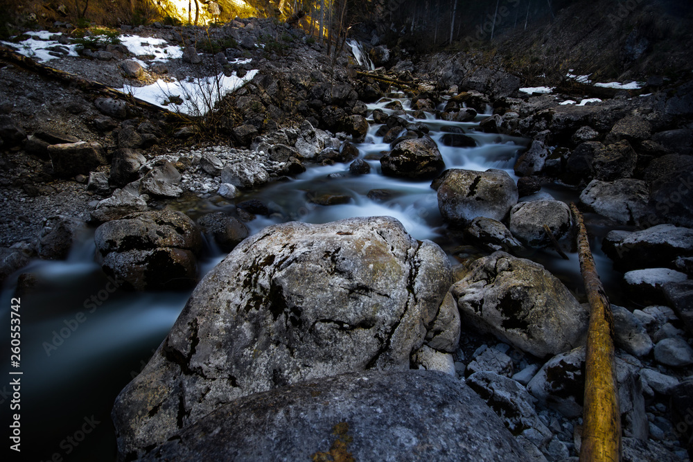 in den bergen, am wasserfall, alpen in den bergen, am wasserfall, alpen