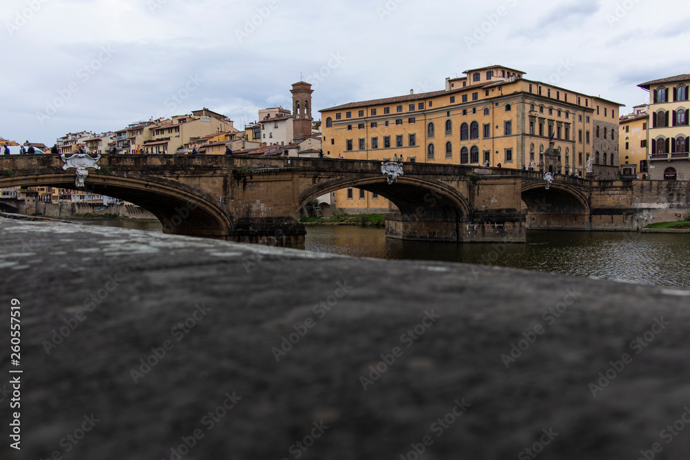 Obraz premium Riverside skyline view in Firenze, Italy on a cloudy day
