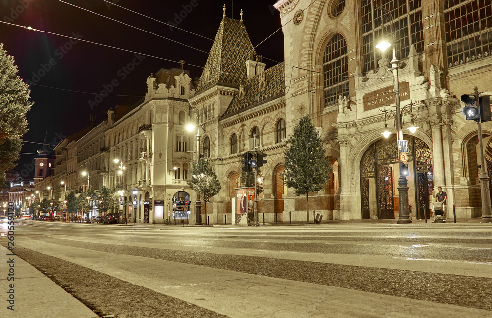 Naklejka premium BUDAPEST, HUNGARY - AUGUST 6, 2018: Empty streets of the city at night