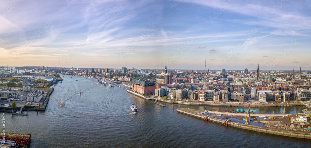 Panorama / Luftaufnahme von Hamburg bei Sonnenuntergang mit Elbphilharmonie und Landunsgrbücken