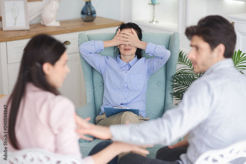 Obraz premium Young couple arguing and breaking up in marriage counseling