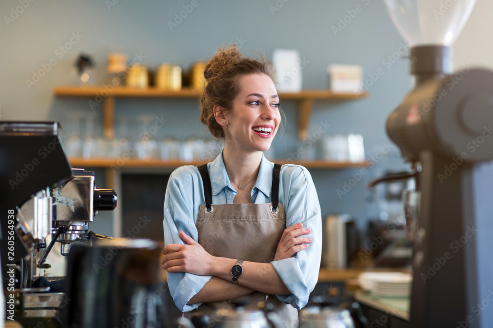 Fototapeta Kobieta pracuje w sklep z kawą