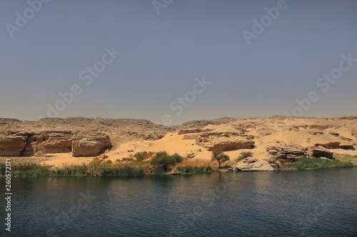 Die Wüste trifft auf den Nil: Blick an das Flußufer, an dem direkt die Wüste beginnt
