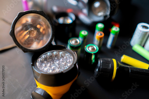 Foto persons hands hold a flashlight in a workshop b