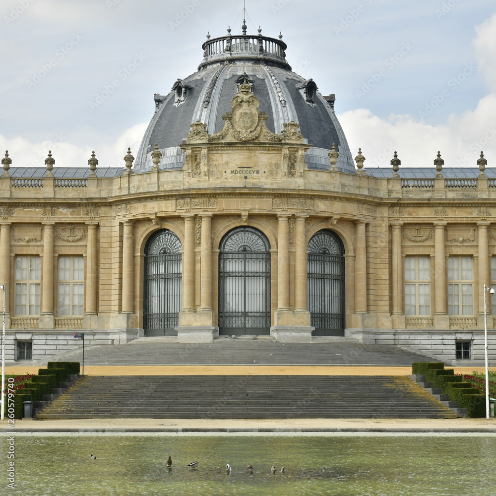 Fototapeta premium La partie centrale de l'imposant Musée National de l'Afrique Centrale récemment restaurée ,au parc de Tervuren à l'est de Bruxelles