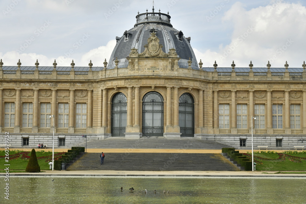 La partie centrale de l'imposant Musée National de l'Afrique Centrale récemment restaurée ,au parc de Tervuren à l'est de Bruxelles
