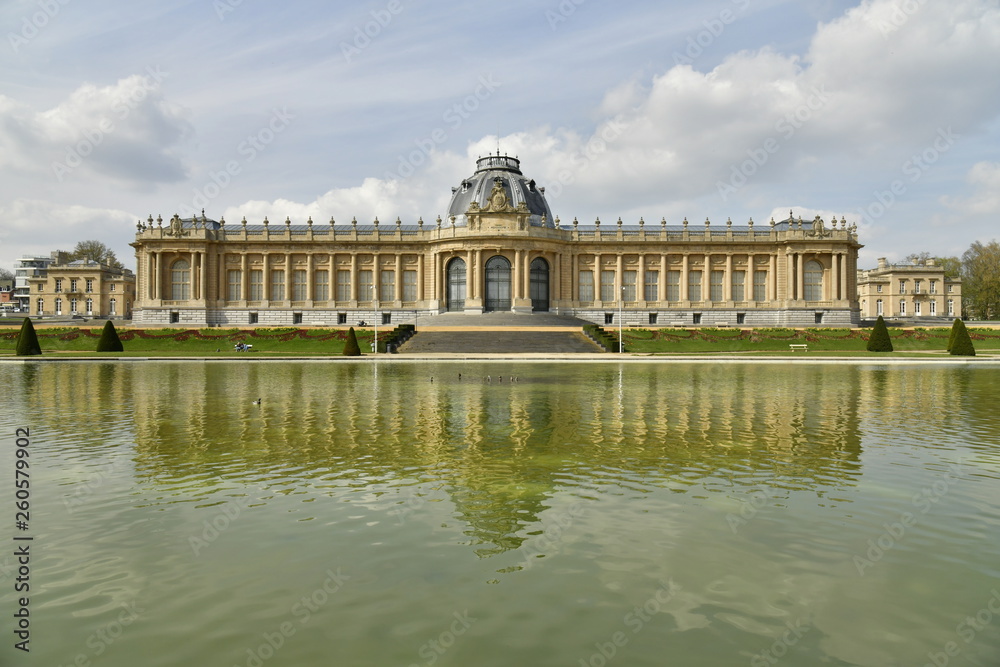 L'imposant Musée National de l'Afrique Centrale récemment restaurée se reflétant dans sa grand pièce d'eau ,au parc de Tervuren à l'est de Bruxelles L'imposant Musée National de l'Afrique Centrale récemment restaurée se reflétant dans sa grand pièce d'eau ,au parc de Tervuren à l'est de Bruxelles