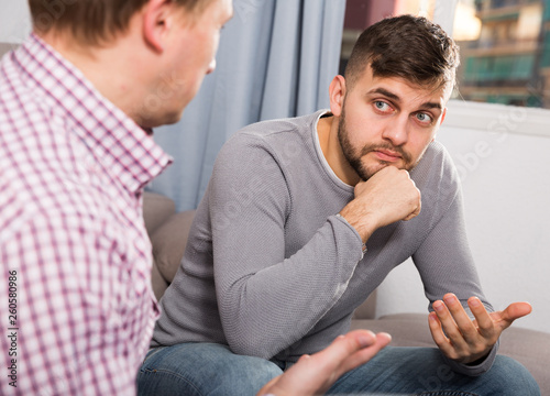 Εκτύπωση καμβά Man discussing problems with friend on sofa