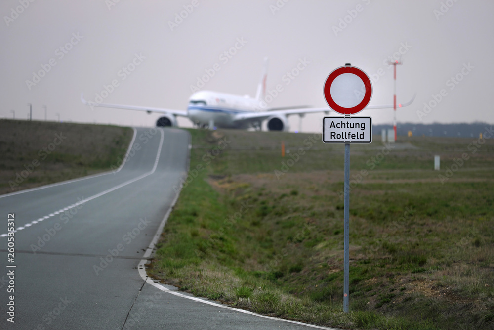 Auf Rollfeld Bedeutung _ Der Flugplatz: Aufbau, Verkehrsregeln und ...
