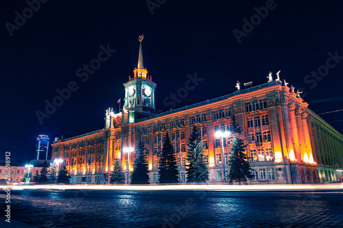 Foto Light car trails in front of Yekaterinburg city center at night