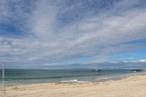 Fototapeta Naklejka Na Ścianę i Meble -  beach and sea under a cloudy sky