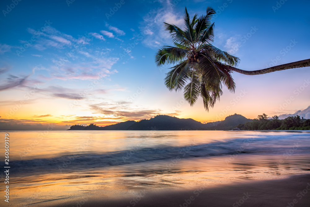 Sonnenuntergang am Strand auf einer tropischen Insel - obrazy, fototapety, plakaty 