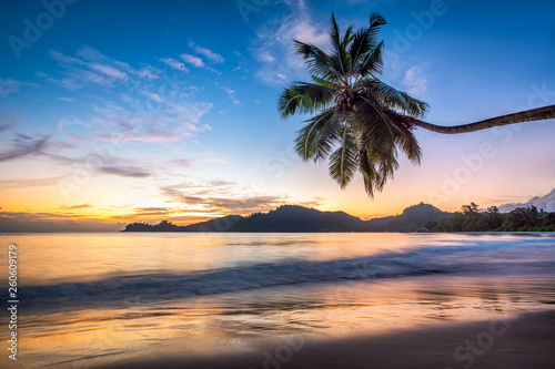 Fototapeta Naklejka Na Ścianę i Meble -  Sonnenuntergang am Strand auf einer tropischen Insel