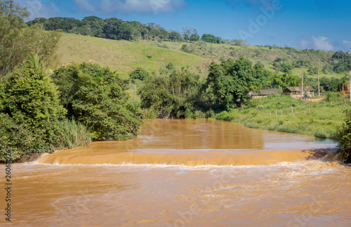 Pequena queda de água, chamada Cachoeira do Socó, no Rio Pomba, em árae do município de Guarani, estado de Minas Gerais, Brasil.