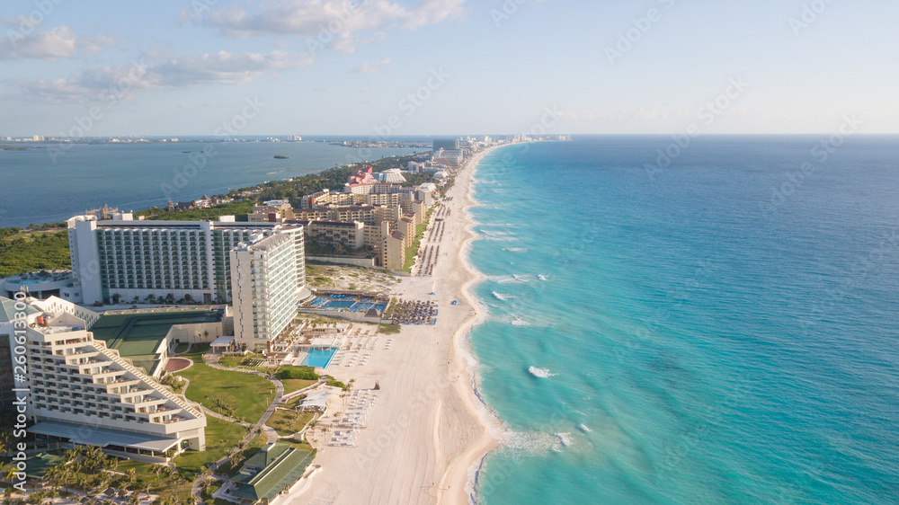 Naklejka premium Beautiful beach in Cancun, aerial view. Zona Hoteliera. Caribbean coast, Yucatan, Mexico