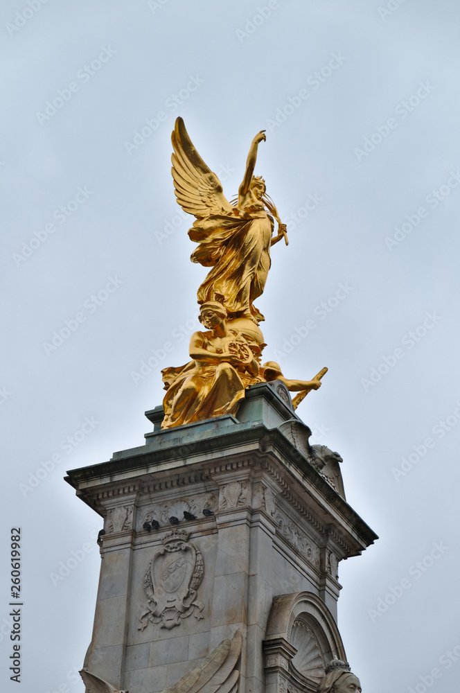 Fototapeta premium The Victoria Memorial is a sculpture dedicated to Queen Victoria, sculpted by Sir Thomas Brock in London
