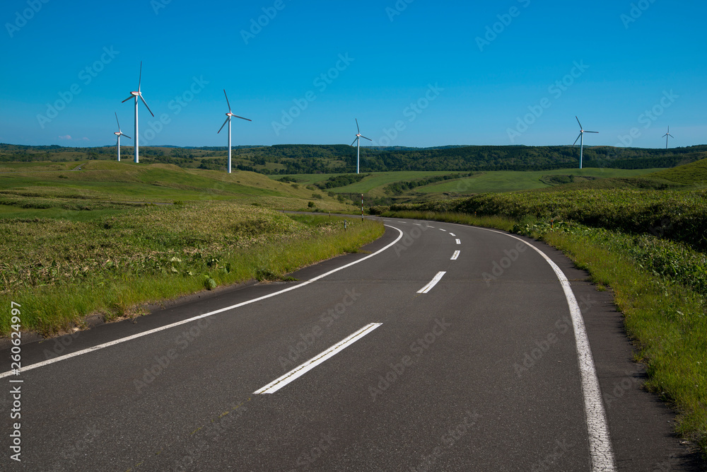 宗谷丘陵を行く道と発電用風車