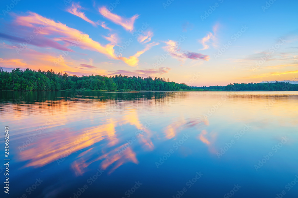 Fototapeta Piękny krajobraz z kolorowym zmierzchem nad lasowym jeziorem
