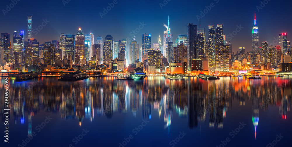 Naklejka premium Panoramiczny widok na Manhattan nocą, Nowy Jork, USA