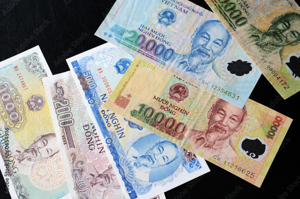 Obraz premium Vietnamese dong bills on a dark background close up. Money background