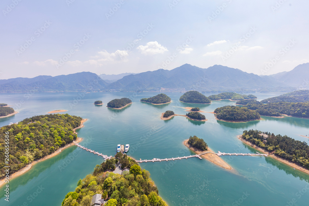 Φωτογραφία Aerial photography of mini-island in Lushan Sea, inlaid with blue water, is like Jadeite falling jade plate