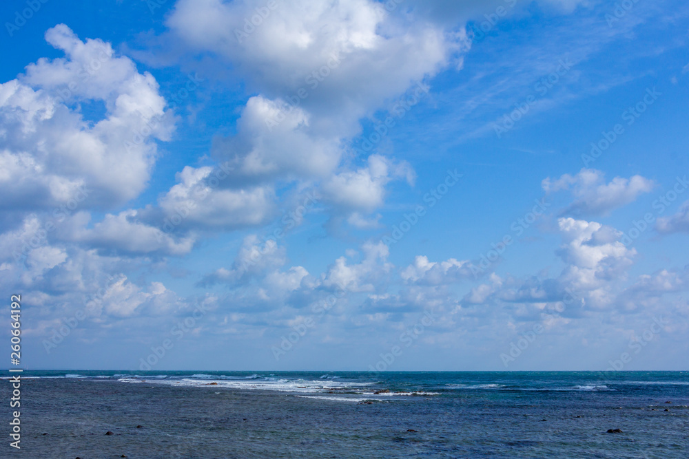 日本海の荒波　秋田県　男鹿半島　青空