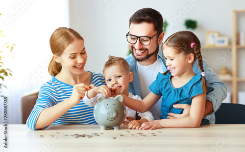 Foto financial planning   family mother father and children with piggy Bank at home