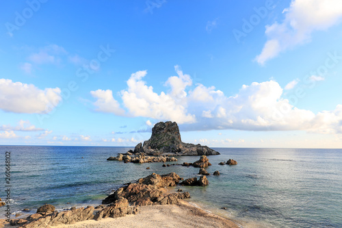 沖縄の青い海と大きな岩