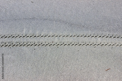 Rastro do pneu de uma bicicleta sobre a areia da praia de Barra do Una, localizada na Estação Ecológica de Juréia-Itatins, Peruíbe, São Paulo, Brasil.