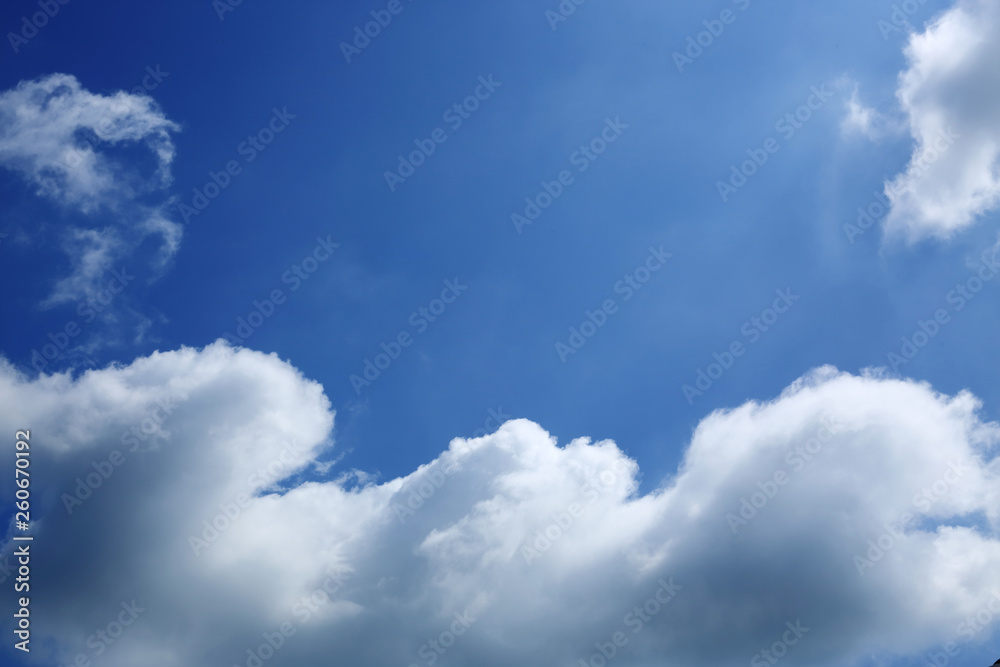 Obraz premium cloud on clear blue sky background