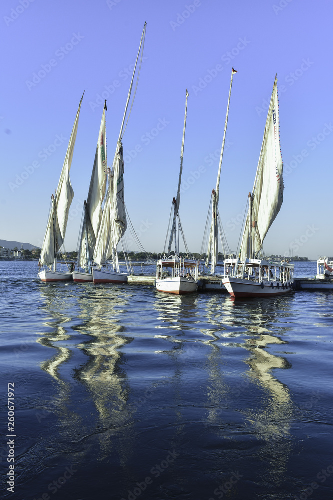 Obraz premium sailing boats in Luxor city