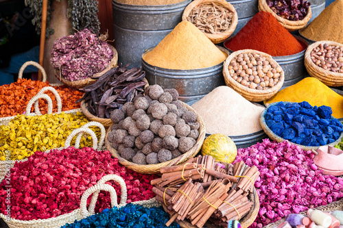 marché d'épice et de saveur dans le souk de marrakech au maroc