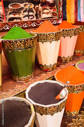 marché d'épice et de saveur dans le souk de marrakech au maroc photo