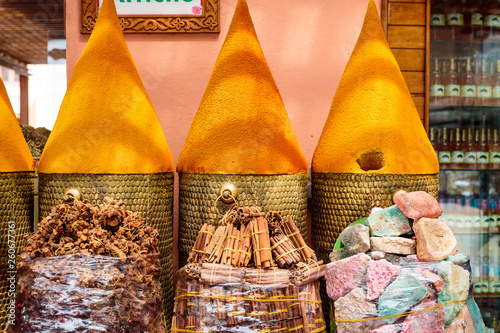 marché d'épice et de saveur dans le souk de marrakech au maroc photo