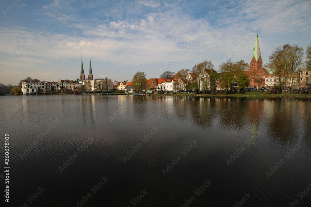 Romantisches Lübeck; Krähenteich mit Dom und St. Aegidienkirche