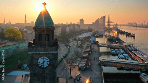 Hamburg Hafen, Sonnenaufgang über den Landungsbrücken. Luftaufnahme © NEWS&ART