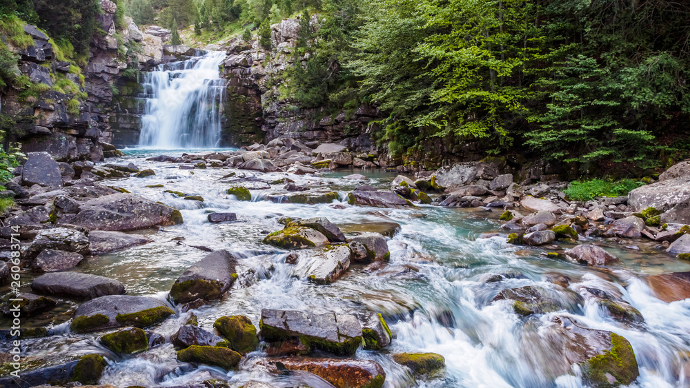Obraz premium Waterfalls next to the trekking trails in the Ordesa y Monte Perdido National Park