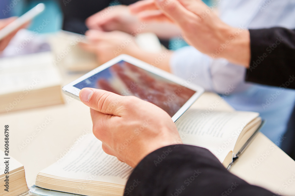 Studenten mit Buch und Tablet Computer