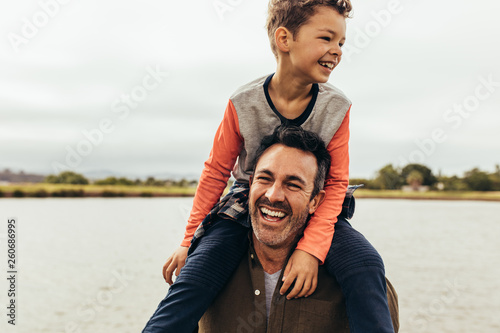 Принти на полотні Father and son on a day out near a lake