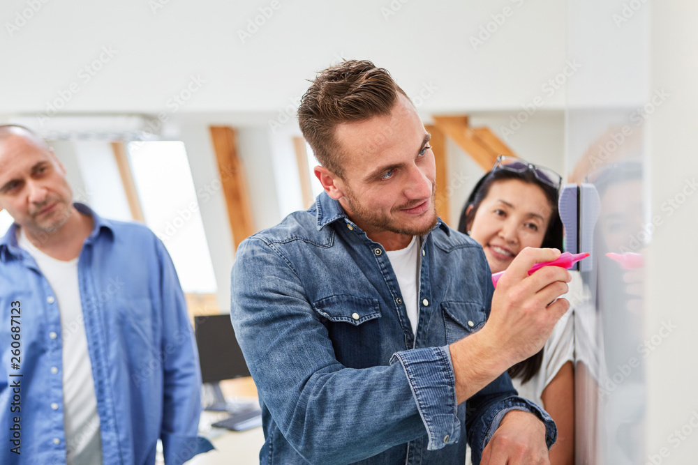 Fototapeta premium Dozent für Weiterbildung am Whiteboard