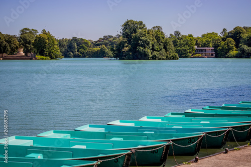 Les barques sur le lac bleu