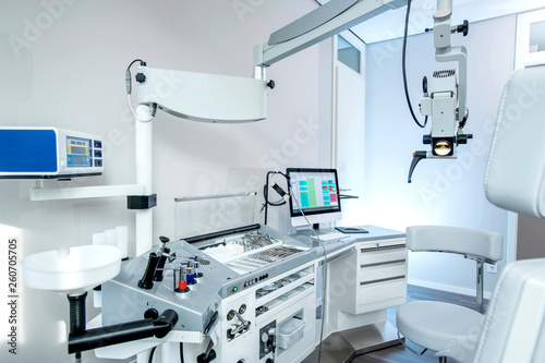 Medizintechnik in der HNO Praxis, Ohrmikroskop, Endoskope und Instrumente © Werner