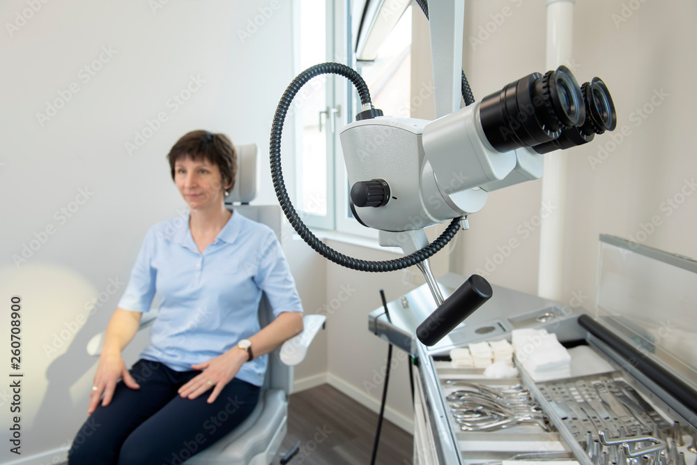 Patientin in der HNO Praxis wartet auf Untersuchung, im Vordergrund Ohren  Mikroskop Stock Photo | Adobe Stock