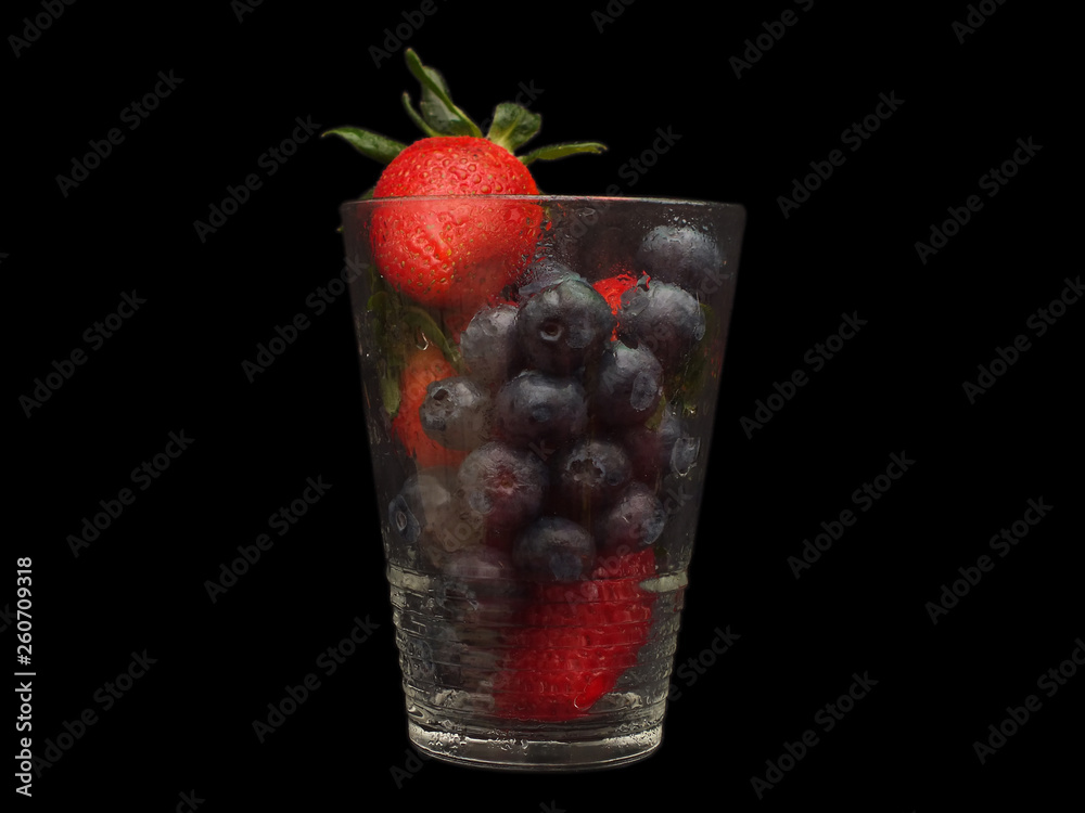 Erdbeere und Himbeere feuchtes glas Erdbeere und Himbeere feuchtes glas