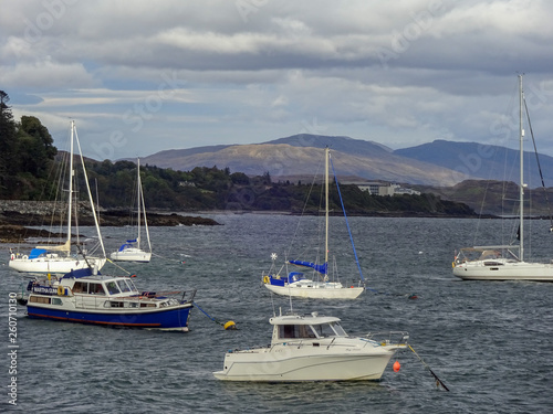 Boote und Segelschiffe  vor Anker im Hafen von Armadale auf der  Isle of Skye in Schottland