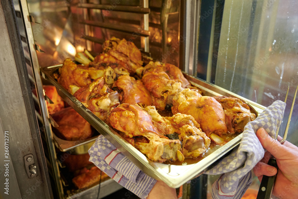 Fototapeta premium Schweinshaxe im Ofen gegrillt 