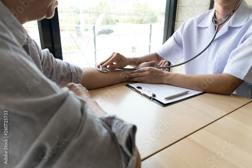 The doctor made an agreement with patients with high blood pressure to maintain health and take medicine as ordered by the doctor. 